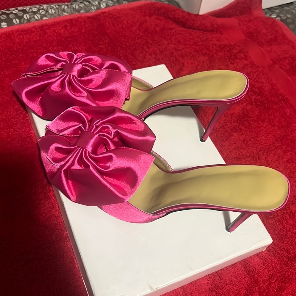 BRAND NEW! Pink bow heels